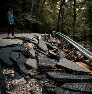 Zborcená silnice po zemětřesení, unsplash.com, Colin Lloyd