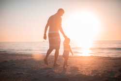 otec a dítě na pláži, unsplash.com, Derek Thomson