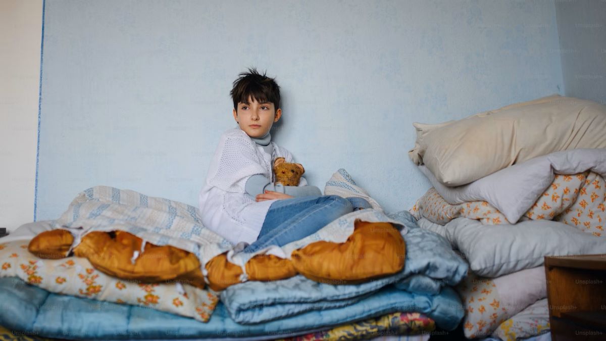 Chlapec se bojí na posteli, Unsplash, Getty Images